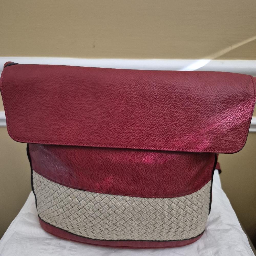 Elegant Salvatore Ferragamo Red Leather and Tan Raffia Shoulder Hand Bag